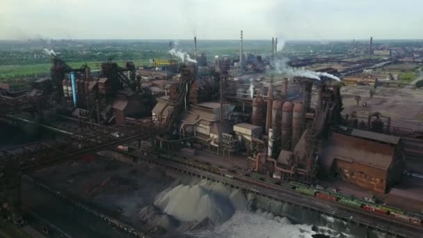 Luchtfoto uitzicht over geïndustrialiseerde stad met sfeer en rivier water veroorzaakte luchtverontreiniging metallurgische fabriek in de buurt van de zee. Vieze rook en smog uit buizen van staal fabriek en hoogovens. Ecologische — Stockvideo