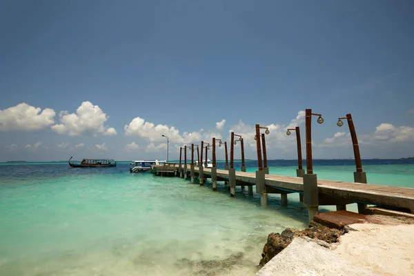 Relájese en una playa desierta en una isla de paraíso tropical. Playa de tortugas de arena blanca con muelle en Maldivas —  Fotos de Stock