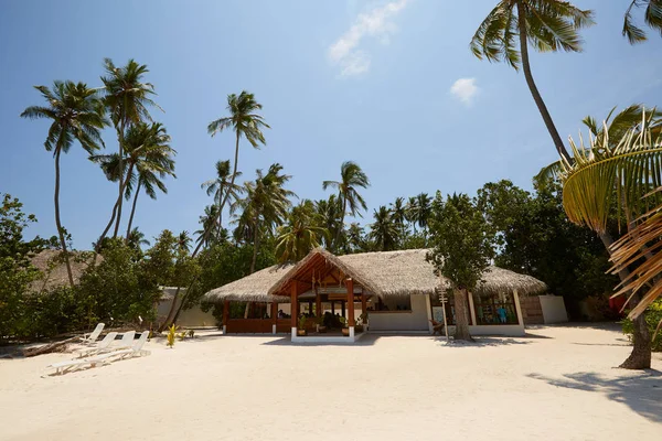 Lobby reception bungalow on Maldives tropical island - nature travel background — Stock Photo, Image