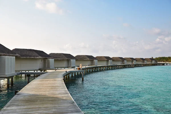 Bungalows de agua en hotel en Maldivas. Villas en el océano Índico en un spa de lujo . —  Fotos de Stock