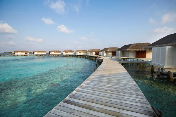 Bungalows de agua en hotel en Maldivas. Villas en el océano Índico en un spa de lujo . —  Fotos de Stock