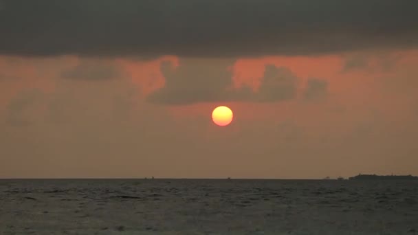 Waktu matahari terbenam di atas laut. Matahari dalam klon pengaturan turun ke cakrawala . — Stok Video