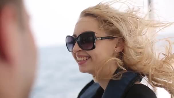 Jonge vrouwen rijden op speedboot. Haren waait in de wind. Volwassen paar genieten van zomervakantie op dek van jacht. Europese zomervakantie reizen. Tropische avontuur. — Stockvideo