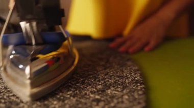 Terzi kadın Close-up yün elbise kumaş ve terzi atölyesinde profesyonel demir kullanarak buharlarının. El demir ve düzgünleştirir bez atelier içinde tutar. Moda Tasarımcısı studio çalışma.