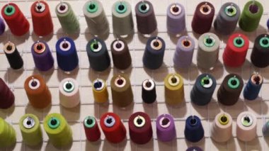 Renkli iplik makaraları çeşitli boyut ve renkleri duvarında asılı atölye terzi. Moda studio atelier iç ayrıntılar. Terzi İşyeri.