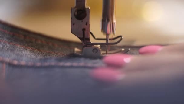 Feche o tiro macro de mãos femininas que trabalham na máquina que cose perto do pé de prendedor e agulha. Mulher branca designer de moda costura vestido no estúdio de alfaiate. Ocupação de stress. Moda e costura . — Vídeo de Stock