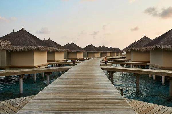 Bungalows de agua en hotel en Maldivas. Villas en el océano Índico en un spa de lujo . —  Fotos de Stock