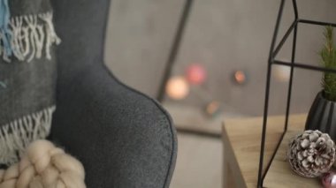 Şık Noel İskandinav iç ayrıntılar. Konfor nordic Yılbaşı dekor ile ev. Vazo, ahşap dallarında köknar küp ile 31 Aralık takvim rakamlar ve minimalist Noel ağacı