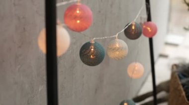 Şık Noel İskandinav iç ayrıntılar. Konfor nordic Yılbaşı dekor ile ev. Çelenk, dekorasyon ve ışık oda ışıkları ile çevre dostu minimalist Noel ağacı.
