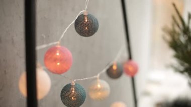 Şık Noel İskandinav iç ayrıntılar. Konfor nordic Yılbaşı dekor ile ev. Çelenk, dekorasyon ve ışık oda ışıkları ile çevre dostu minimalist Noel ağacı.