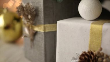 El yapımı hediyeler ve presents ile şık beyaz iç şeritler ve Noel ağacının altında çarpmak ile dekore edilmiştir. Yeni yıl arifesinde sıcak ev dolu altın süslemeleri, ışıklar ve çelenk teselli.