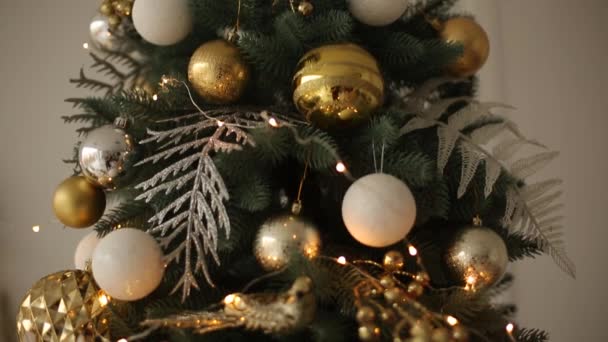 Stylový bílý novoročních design interiéru s zdobené jedle. Pohodlí domů s vánoční stromeček plný zlaté ozdoby, světel a girlandy a lampy.