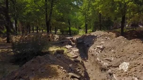 Antenne ausgehobener Gräben für Pipelines und Kommunikation auf einer Baustelle. Erneuerung der Wasserleitungen und Erdarbeiten in der Stadt. Quadrocopter 4k Filmmaterial — Stockvideo