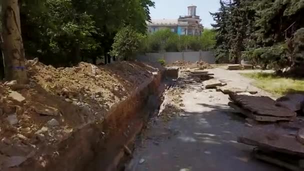 Antena de trincheras excavadas para tuberías y comunicaciones en un sitio de construcción. Reconstrucción de oleoductos y obras de tierra en la ciudad. Imágenes de Quadcopter 4k — Vídeos de Stock