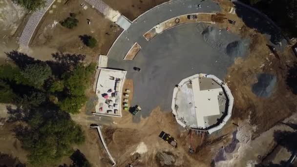 Antenne fra oven af byggepladsen i parken med byggematerialer. Gravemaskiner og vejtromler nivellering puden med granulerede slagger til byens torv. Arbejdstagere om fliser og plader . – Stock-video