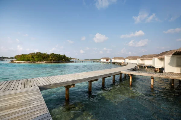 Bungalows de l'eau à l'hôtel aux Maldives. Villas sur l'océan Indien à la station thermale de luxe . — Photo