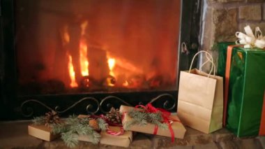 Noel hediyeler dekore edilmiş Ladin dalları, koniler, kurdeleler ile şöminenin yanında yatıyordu. Yanan sıcak günlük ateşi. Ne zaman Noel Baba getirdi Noel sabahı hediye kutuları dekore edilmiştir. Yeni yıl tatil.