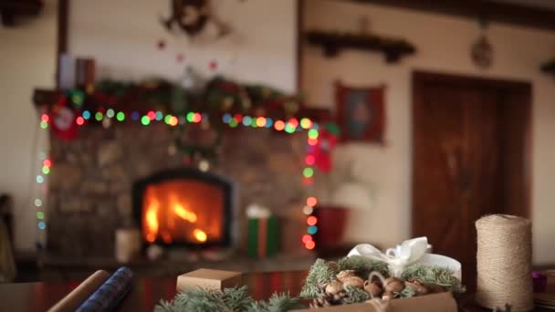 Різдвяні Подарунки Подарунки Пакувальні Матеріали Обгортковий Папір Гілки Ялинки Конуси — стокове відео