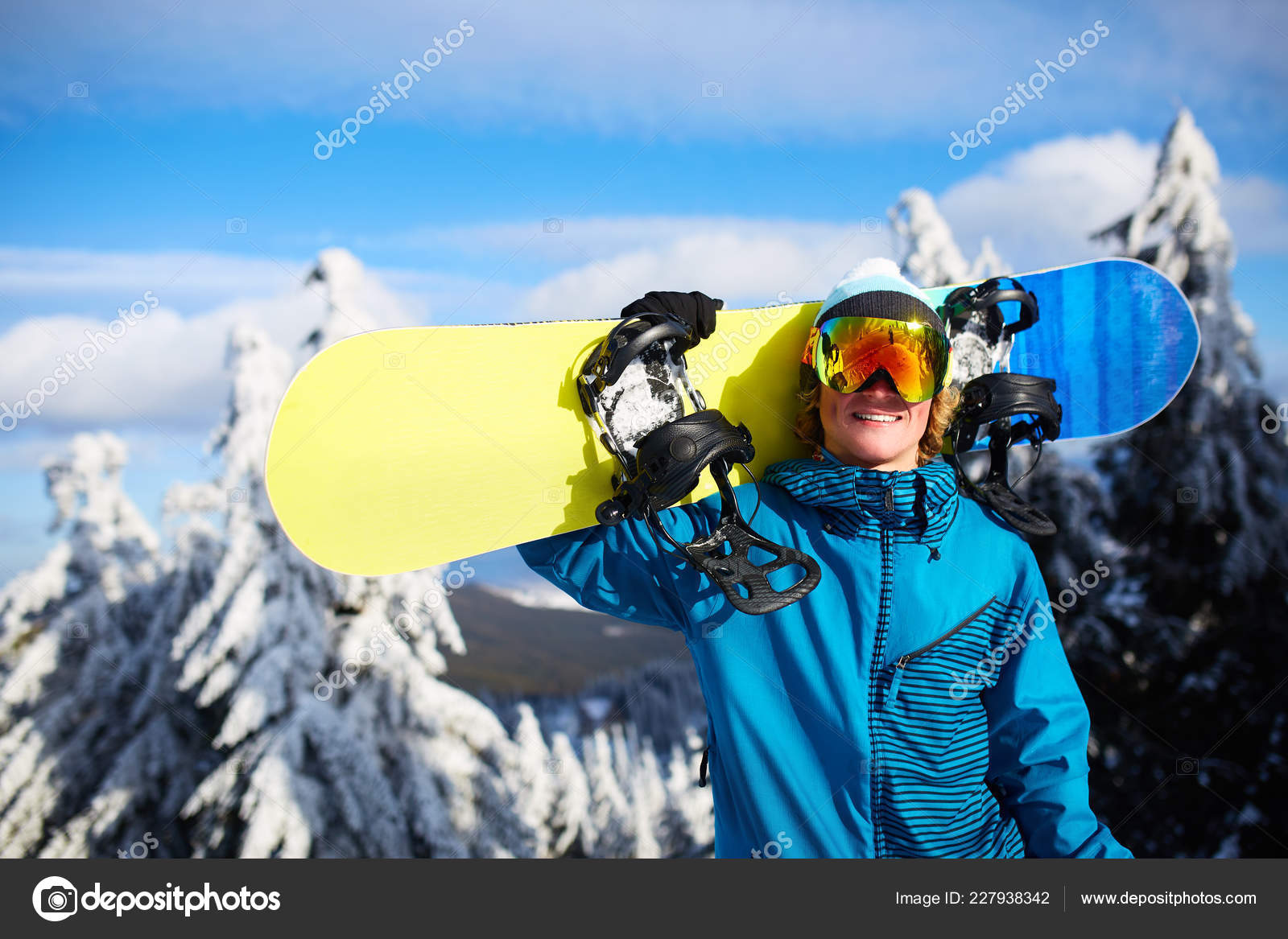 Glimlachend Snowboarder Poseren Vervoeren Snowboard Op Schouder Op Ski Oord In De Buurt Van Forest Voordat Backcountry Freeride En Reflecterende Bril Kleurrijke Mode Outfit Dragen Moderne Snowboarden Apparatuur Stockfoto Rechtenvrije Foto Door C Glimlachend Snowboarder Poseren Vervoeren Snowboard Op Schouder Op Ski Oord In De Buurt Van Forest Voordat Backcountry Freeride En Reflecterende Bril Kleurrijke Mode Outfit Dragen Moderne Snowboarden Apparatuur Stockfoto Rechtenvrije Foto Door C