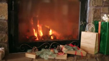 Noel hediyeler dekore edilmiş Ladin dalları, koniler, kurdeleler ile şöminenin yanında yatıyordu. Yanan sıcak günlük ateşi. Ne zaman Noel Baba getirdi Noel sabahı hediye kutuları dekore edilmiştir. Yeni yıl tatil.