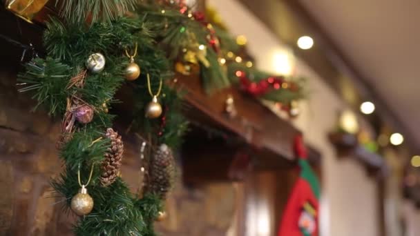 Caldo accogliente camino in pietra decorato per Natale con ghirlanda, calze, luci ghirlanda. Mantelpiece con decorazioni per le vacanze di Capodanno. Autentico arredamento interno festivo. Dolly ha sparato. . — Video Stock