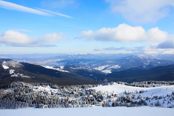 Panoramablick auf das Dragobrat Skigebiet von oben. Schneelandschaft von der Skipiste. Holzhütten und Hotels im Tal. Leere Pisten, keine Menschen. Produktplatzierung Hintergrund für Design — Stockfoto