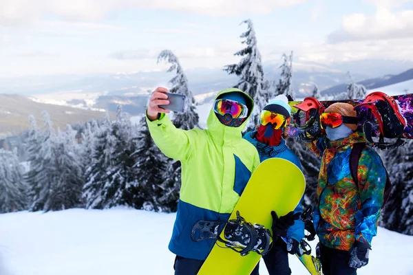 Drie Snowboarders Selfie Met Smartphone Camera Skiresort Vrienden Fotograferen Voor — Stockfoto