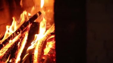 Şömine yavaş yanan ateş. Dolly vurdu. Ahşap günlükleri olarak odun Isıtma için. Pahalı Isıtma kavramı tarife. Çatal alev.