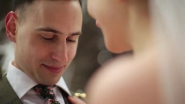 Teklif veya evlenme teklif yapma adamım. Yeni evliler damat ve gelin karlı ormandaki. Romantik Çift aşık. Kravat ve takım elbise şık adam onun sevgilim ve gülümsüyor görünüyor. Sevgililer günü kavramı.