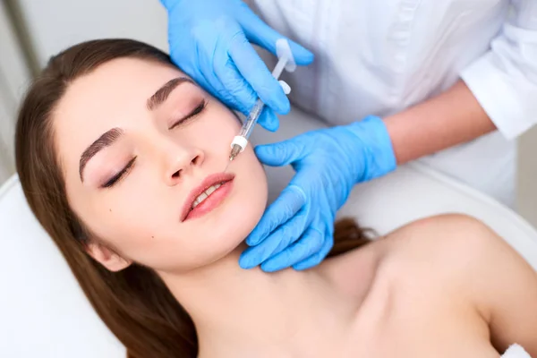Dudak Büyütme. Beautician Doktor Eller Şırınga ile Kadın Dudakları için Güzellik Prosedürü Yapıyor Closeup. Hyaluronik Asit Enjeksiyonu Alan Genç Kadınlar Ağız. Kozmetoloji Tedavisi. Botoks Tedavisi.