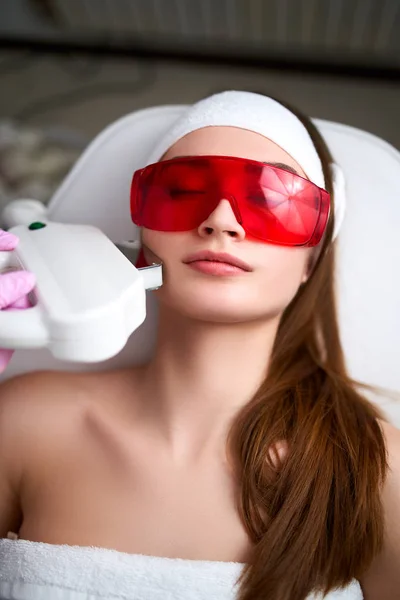 Kosmetikerin Arzt macht Laser-RF-Verjüngung für hübsche junge Frau Gesicht im Schönheitssalon. Epilation Haarentfernung Verfahren. ästhetische Gesichtsakne-Behandlung Hautpflege. Hardware-IPL-Kosmetologie — Stockfoto