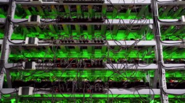Büyük çiftlikteki kripto para madenciliği ekipmanları. ASIC madencileri sunucu odasında bitcoin 'i rafa kaldırıyor. Entegre devre engelleme teknolojisi uygulaması. Üçayaklı panorama.