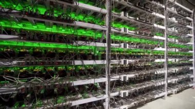 Büyük çiftlikteki kripto para madenciliği ekipmanları. ASIC madencileri sunucu odasında bitcoin 'i rafa kaldırıyor. Entegre devre engelleme teknolojisi uygulaması. Üçayaklı panorama.