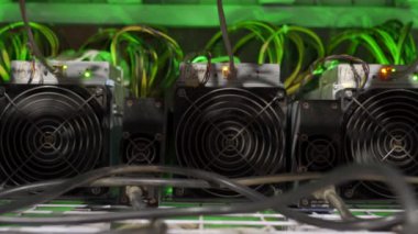 Büyük çiftlikteki kripto para madenciliği ekipmanları. ASIC madencileri sunucu odasında bitcoin 'i rafa kaldırıyor. Entegre devre engelleme teknolojisi uygulaması. Kaydırma kamerası.