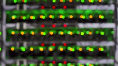 Büyük kablolu internet veri tabanı deposu. ASIC madencileri sunucu odasında bitcoin 'i rafa kaldırıyor. Büyük çiftlikteki kripto para madenciliği ekipmanları. Süper bilgisayar ışıklarla yanıp sönüyor. Bokeh ışıklarını sil