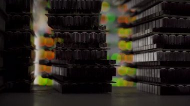Onarım servis merkezinde radyatörlü ASIC elektrik devreleri. Arka planda yanıp sönen ışıklar olan büyük çiftlikteki kripto para madenciliği ekipmanları. Bitcoin madencileri yedek parça bileşenleri