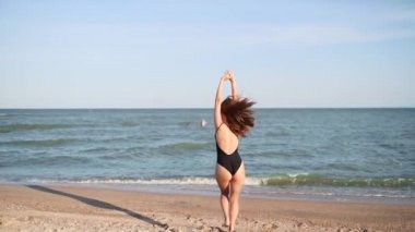 Pov, tropikal plajda erkek arkadaşı denize doğru götüren güzel kadını çekerken beni izle. Mayolu ve güneş gözlüklü oyuncu çekici kız kameraya bakıyor ve ona katılmak için çağrıda bulunuyor. Yavaş çekim.