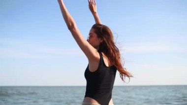 Pov, güzel bir kadının tropik plajda denize doğru yürürken beni takip et. Mayo giymiş çekici bir kızın okyanus mayolarında ona eşlik etmesi. Yavaş çekim.