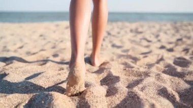 Pov, güzel bir kadının tropik plajda denize doğru yürürken beni takip et. Mayo giymiş çekici bir kızın okyanus mayolarında ona eşlik etmesi. Yavaş çekim.