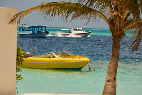 Žlutá rychlostní loď v přístavu krásné tyrkysové laguny Indického oceánu na Maledivách. — Stock fotografie