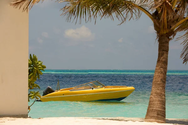 Yellow speed boat in the harbour of beautiful turquoise indian ocean lagoon on Maldives. — Stock Photo, Image