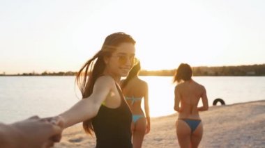 Beni takip edin. Mayo giymiş güzel bir kadın, erkek arkadaşını, kameraya bakarak denizde yüzmeye yönlendiriyor. Bikinili bir kızın kumsalda yürüyüşünü, dönüşünü, katılmaya davet edişini. Arkadaşlar yıkanmaya gider..