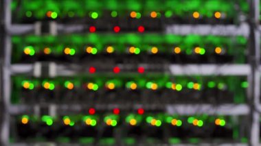 Büyük kablolu internet veri tabanı deposu. ASIC madencileri sunucu odasında bitcoin 'i rafa kaldırıyor. Büyük çiftlikteki kripto para madenciliği ekipmanları. Süper bilgisayar ışıklarla yanıp sönüyor. Bokeh ışıklarını sil