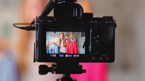 텔레비전 화면 녹화 - 패션 블로거 인 한 여성이 캐주얼 컬러 셔츠를 입고 있다. 스타일리스트는 유행하는 옷을 입은 소녀가 채널을 위해 vlog 에피소드를 촬영하는 것을 영향을 주었다. 여론 지도자가 추세를 설정. — 비디오