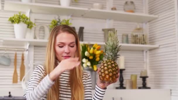 Food blogger μαγείρεμα φρέσκα vegan σαλάτα των φρούτων στο στούντιο κουζίνας, μαγνητοσκόπηση φροντιστήριο στην κάμερα για το κανάλι βίντεο. Γυναικεία επιρροή κατέχει μήλο, ανανά και μιλάει για υγιεινή διατροφή. Φρουκτοριανισμός — Αρχείο Βίντεο