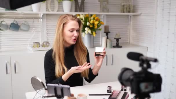 Krása blogger žena natáčení denní make-up rutinní výuka v blízkosti kamery. Influencer dívka live streaming kosmetika recenzi produktu. Vlogger samice doporučuje oční stíny paleta ukazující náraz nahoru znamení. — Stock video