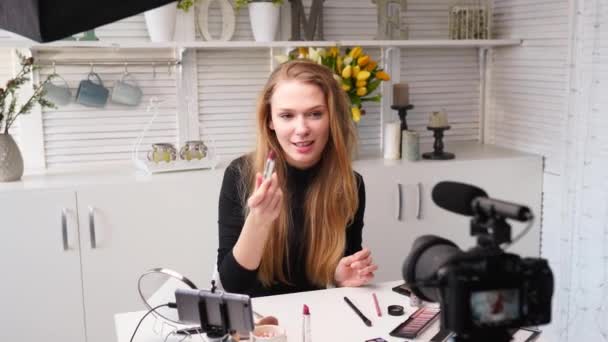 Okouzlující mladá běloška, která si maluje řasy řasenkou. Krása blogger dívka natáčení denní make-up rutinní výuka v blízkosti kamery. Influencer dívka live streaming kosmetika recenzi produktu. — Stock video
