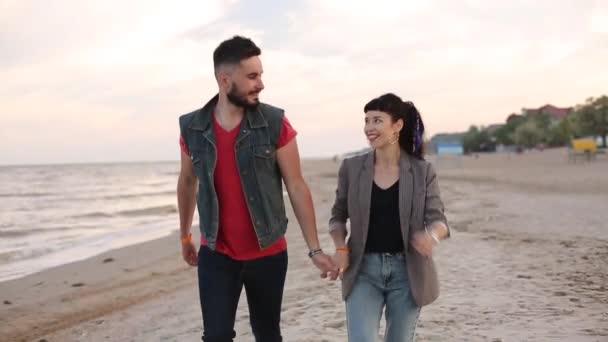 Pareja romántica corriendo cogida de la mano en la playa de arena blanca cerca del mar en cámara lenta. Novio y novia divirtiéndose en la orilla del océano. Hombre y mujer enamorados pasando tiempo juntos. — Vídeo de stock