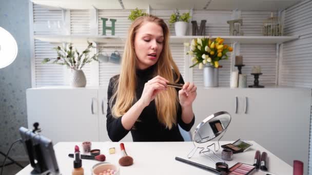 Krása blogger žena natáčení denní make-up rutinní výuka na kameru. Influencer blondýny dáma živě streaming řasy mascasra recenze v domácím studiu s profesionálním osvětlovacím zařízením. Úloha Vloggeru. — Stock video