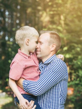 Kucaklama bir baba ve küçük oğlu.